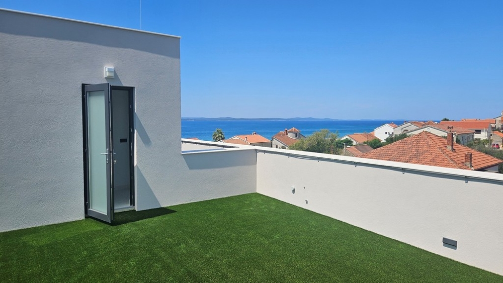 Accès au toit-terrasse avec vue mer