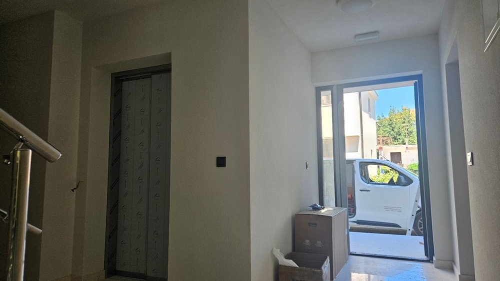 Hall d'entrée avec ascenseur dans l'immeuble neuf