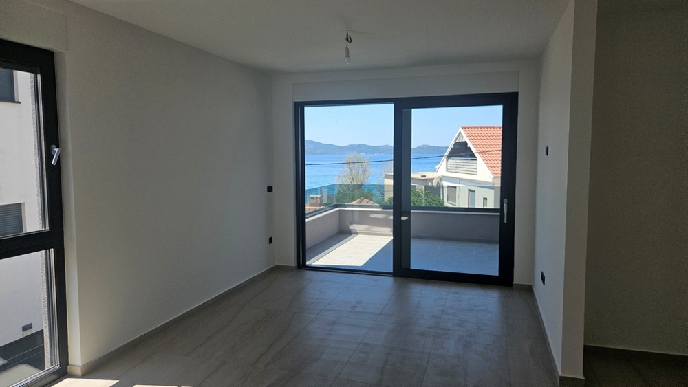 Séjour avec grande baie vitrée et vue mer