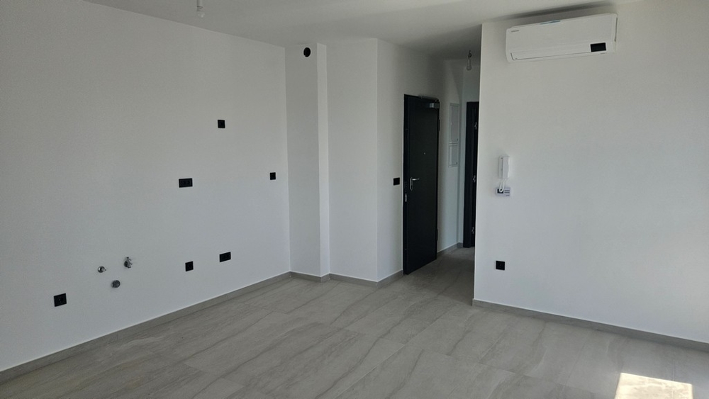 Vue intérieure avec mur préparé pour les raccordements de cuisine