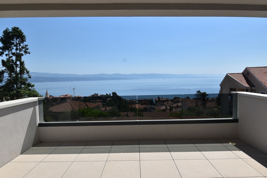 Terrasse avec vue dégagée sur la mer près de Lovran, région d'Opatija.