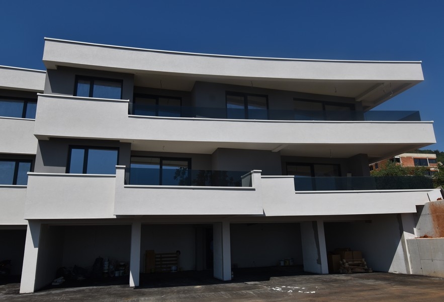 Immeuble neuf avec grands balcons et places de stationnement