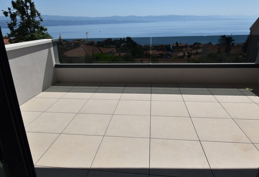 Balcon avec vue mer et garde-corps en verre