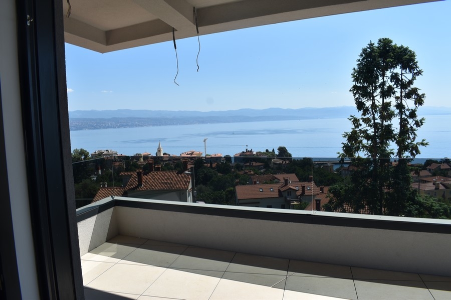 Vue de la terrasse sur le village avec clocher jusqu'à la mer