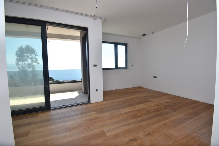 Pièce avec balcon et vue mer