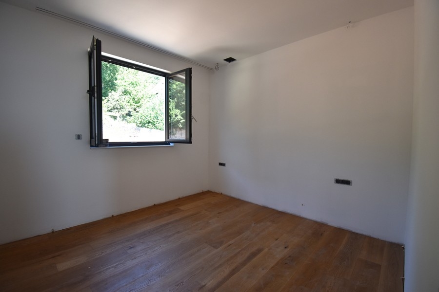 Chambre avec fenêtre ouverte