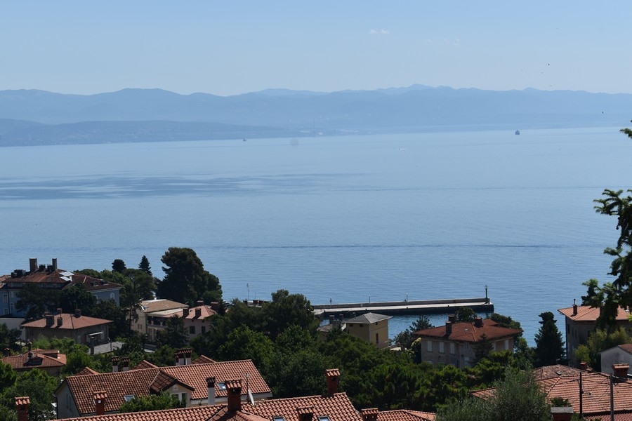 Vue mer panoramique par-dessus les toits de Lovran