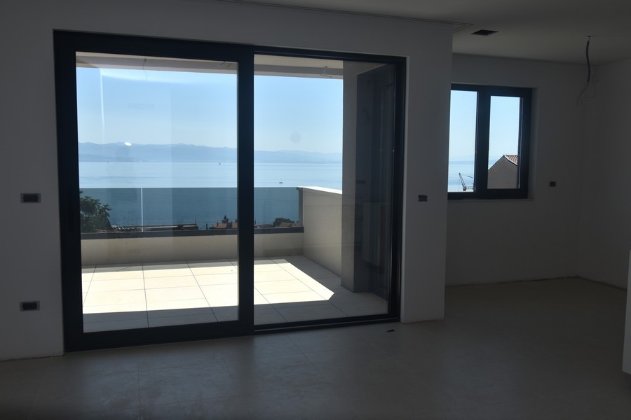 Intérieur avec vue mer et balcon