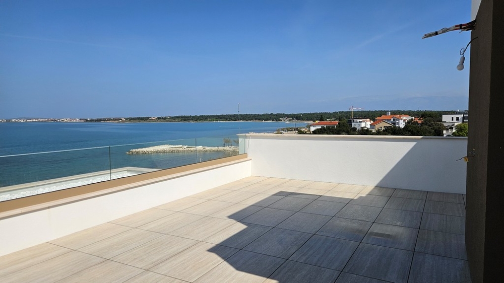Immeuble neuf A3690 en première ligne sur la mer en Croatie à vendre.