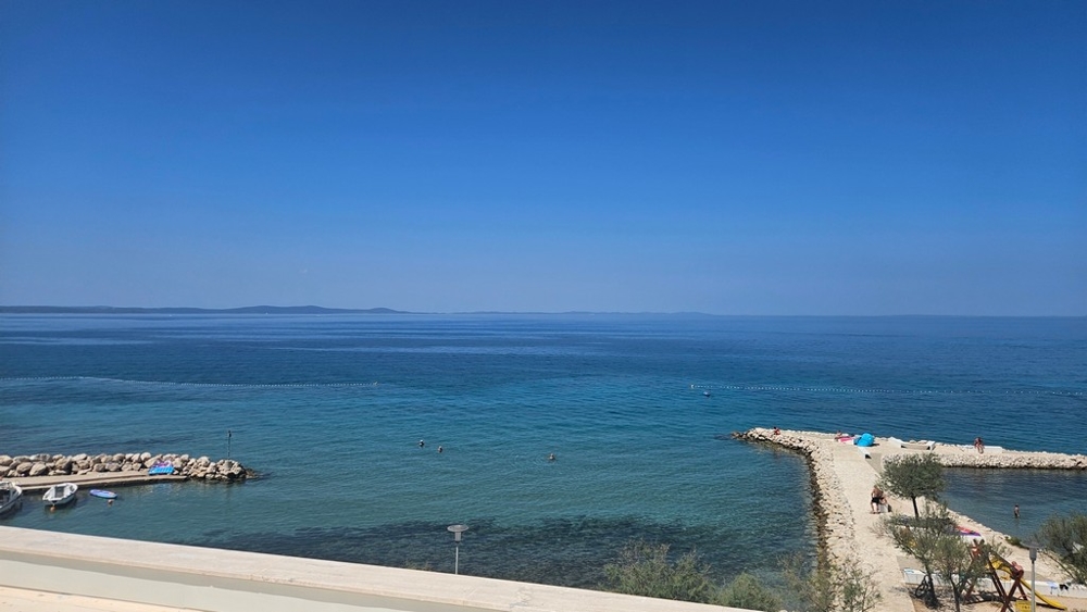 Vue sur la mer et la plateforme de baignade à Zaton