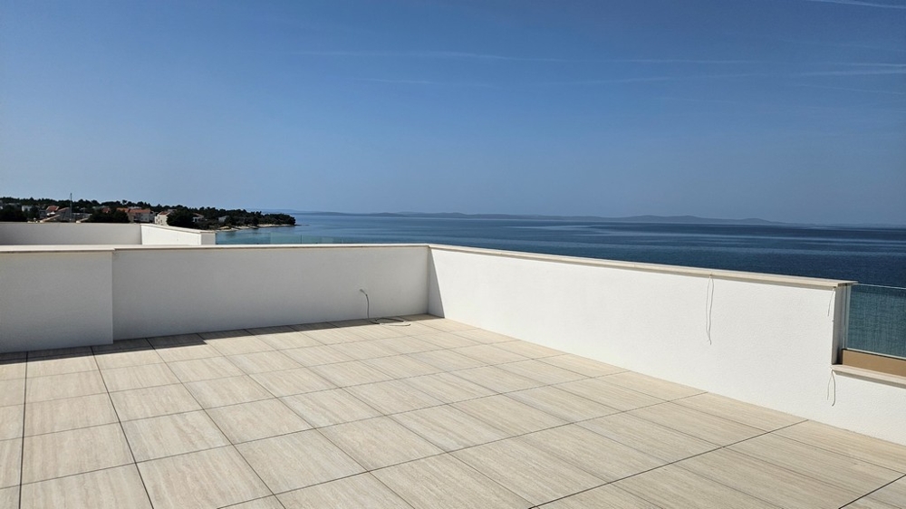 Intérieur avec porte coulissante et vue mer