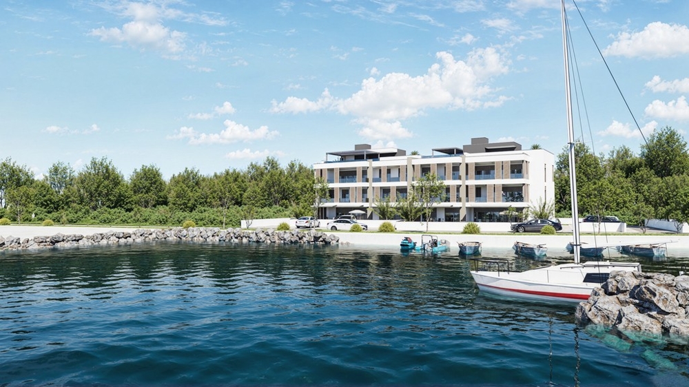 Visualisation du bâtiment derrière l'ouvrage de protection de la berge avec bateaux