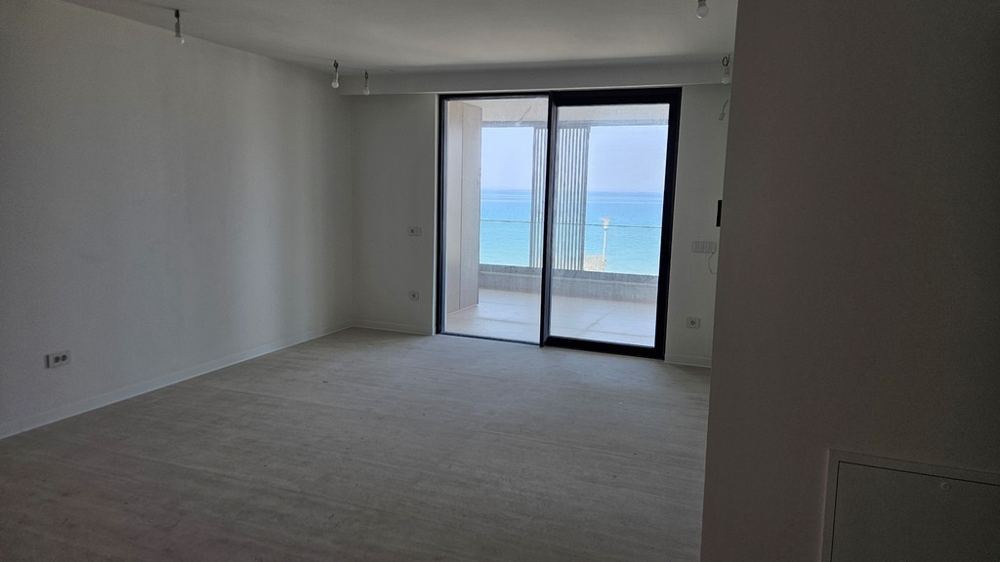 Vue panoramique sur la mer avec crique de baignade et ponton à Zaton