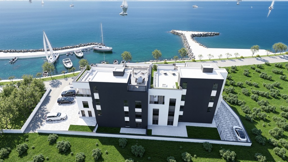 Prise de vue par drone de la résidence neuve avec accès à la mer et places de stationnement