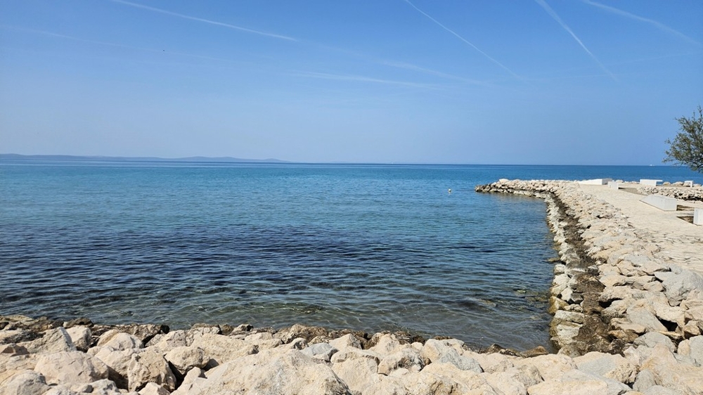 Vue de la terrasse sur la mer et la promenade de Zaton
