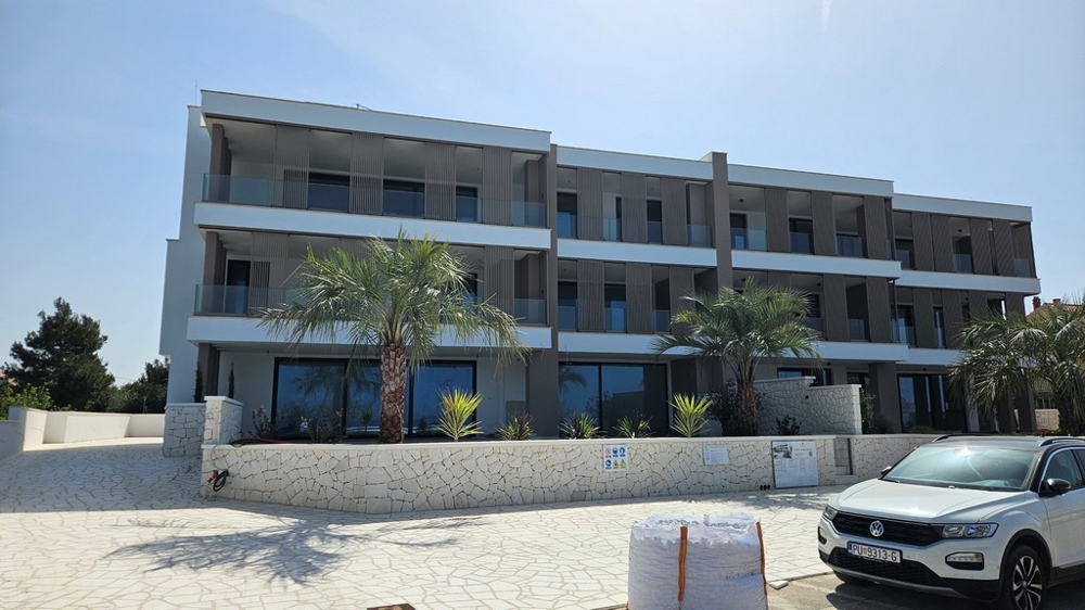 Construction neuve d'un immeuble d'habitation moderne directement sur la côte de Zaton