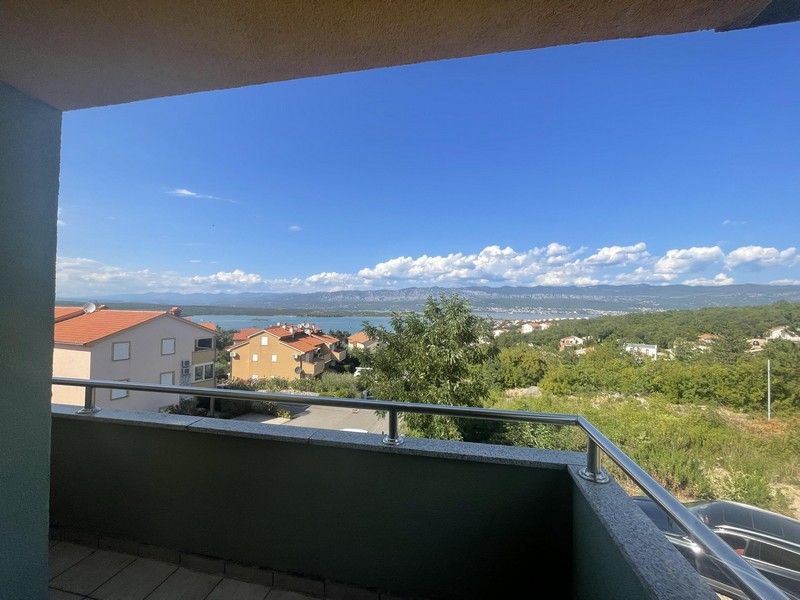 Balcon avec garde-corps en inox et vue sur le village jusqu'à la côte