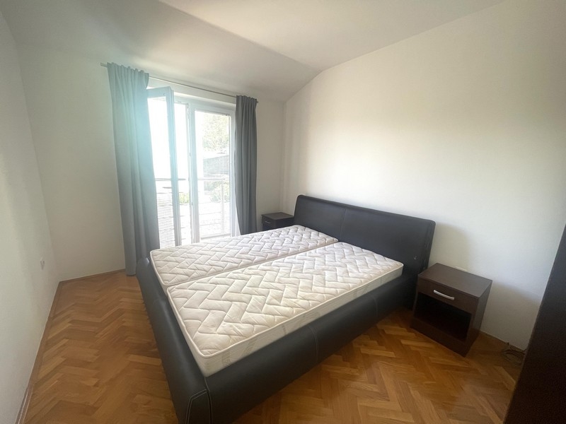 La deuxième chambre agréable de l'appartement.