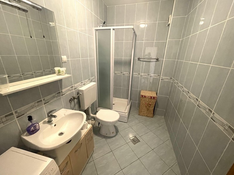 Salle de bains avec douche.