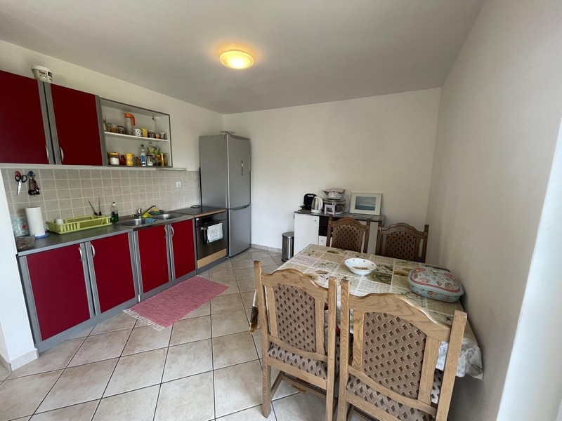 Cuisine avec table à manger et façades rouges