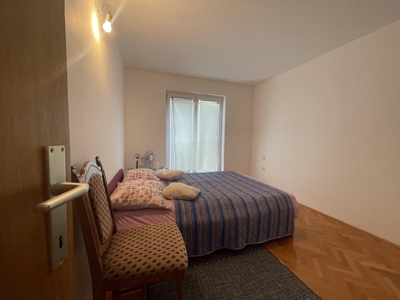 Chambre avec lit double et chaise