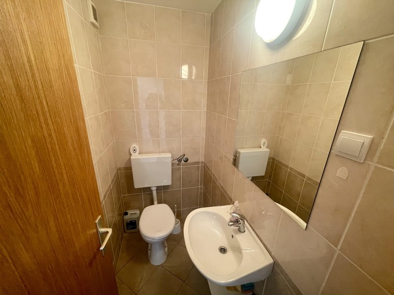 WC invités avec lavabo et miroir