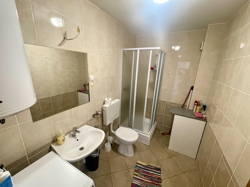 Salle de bains avec douche, WC et lave-linge