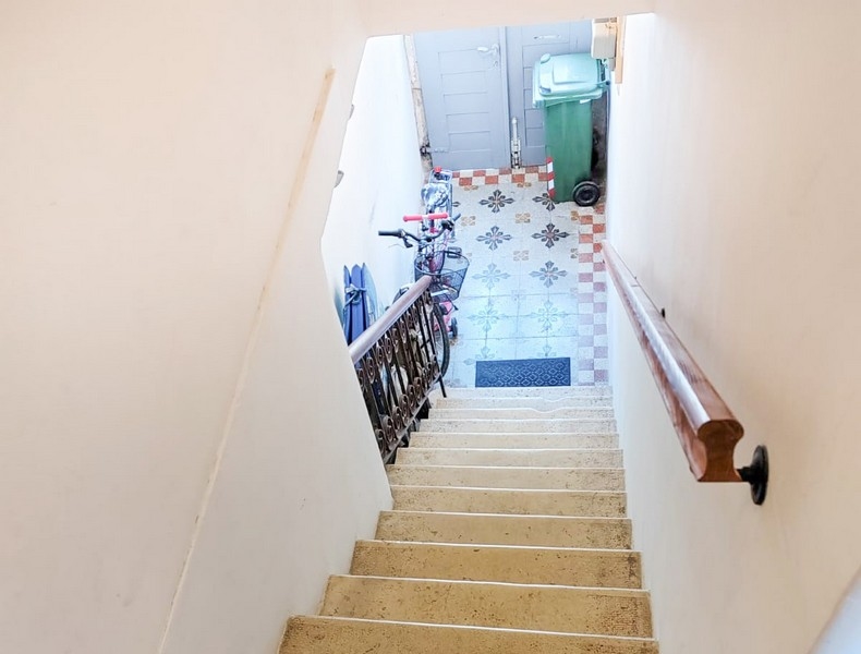 Cage d'escalier avec vue sur l'entrée de l'immeuble