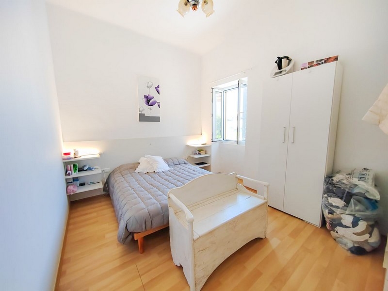 Chambre avec lit et armoire