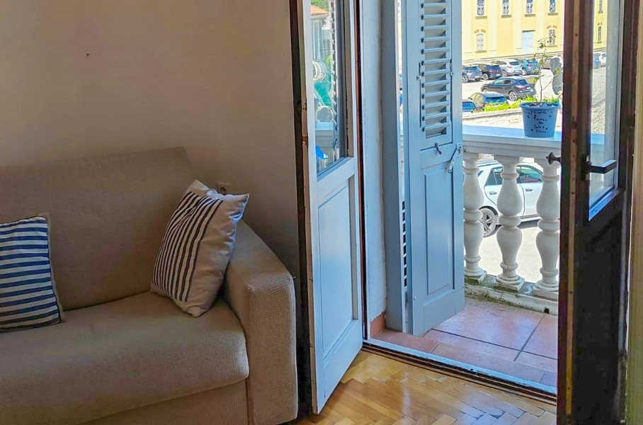 Accès au balcon avec vue sur la rue