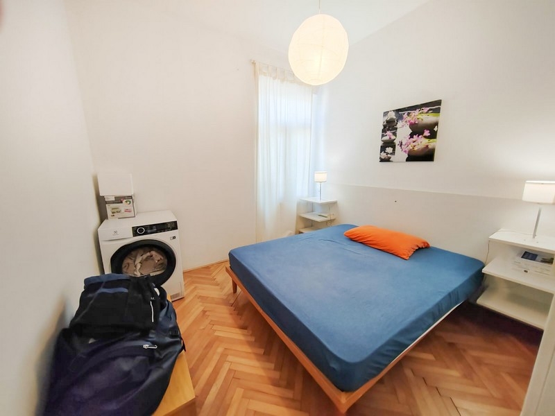 Chambre avec lit double et lave-linge