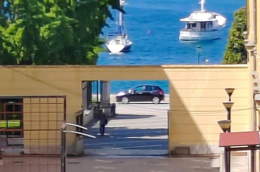 Vue du balcon sur la mer avec bateaux