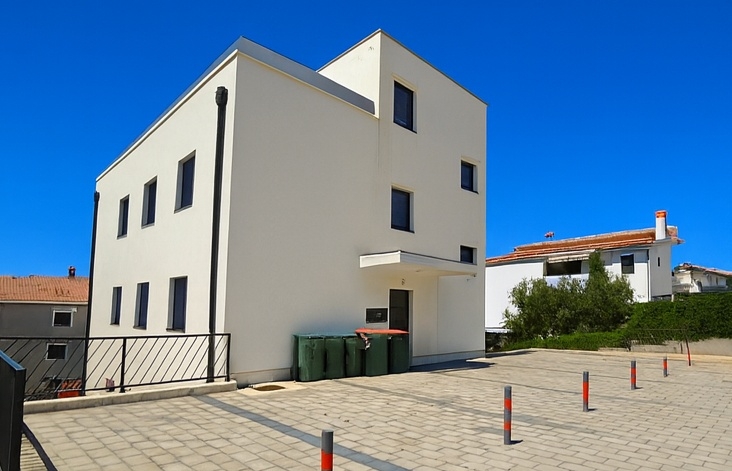 Penthouse avec toit-terrasse à vendre à Kozino, Croatie.