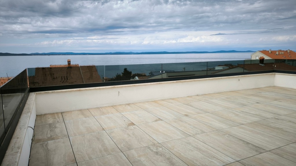 Toit-terrasse avec vue mer et garde-corps en verre