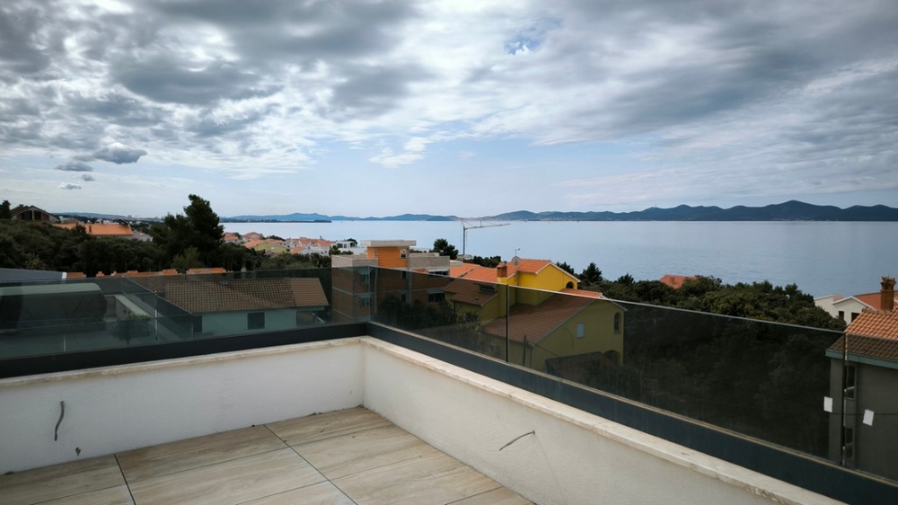 Toit-terrasse avec vue sur les toits et la mer