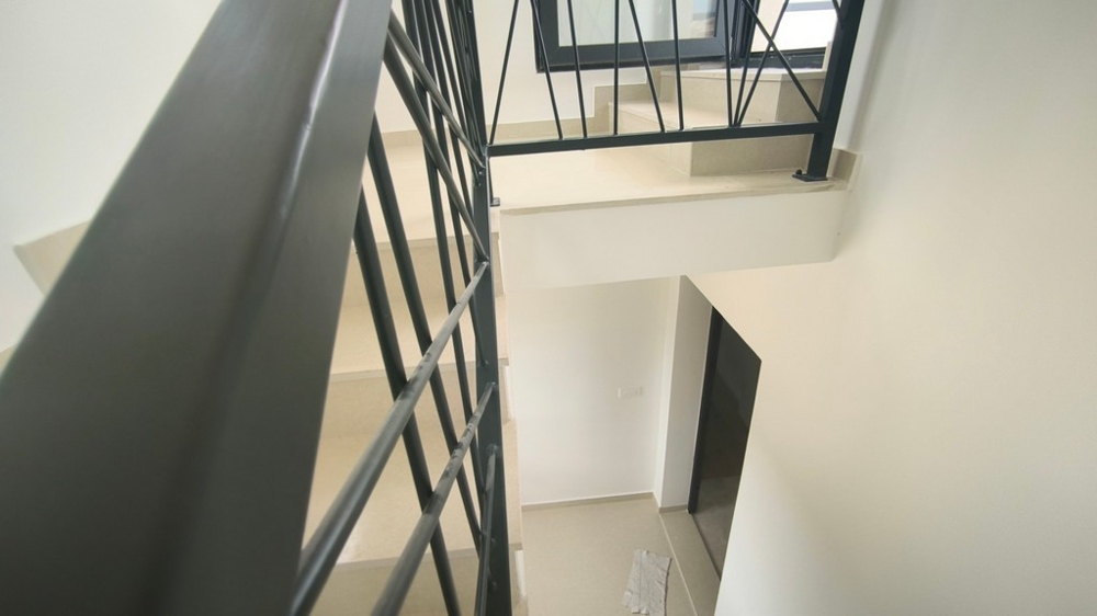Cage d'escalier avec rampe métallique