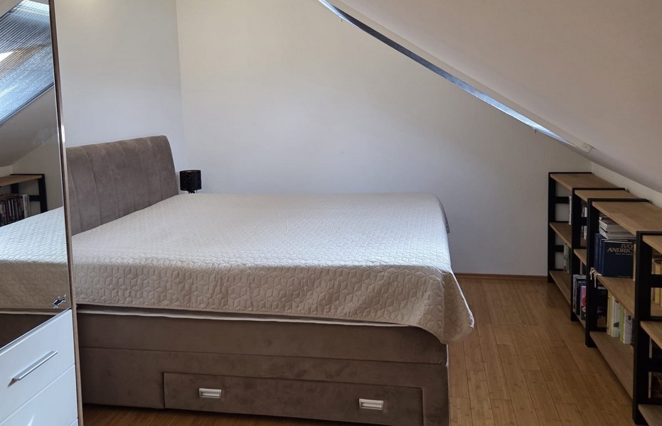 Chambre avec lit double sous le toit en pente