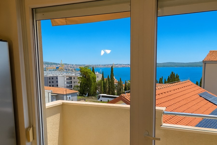 Vue mer depuis le bien A3727 près de Trogir en Croatie - Panorama Scouting.