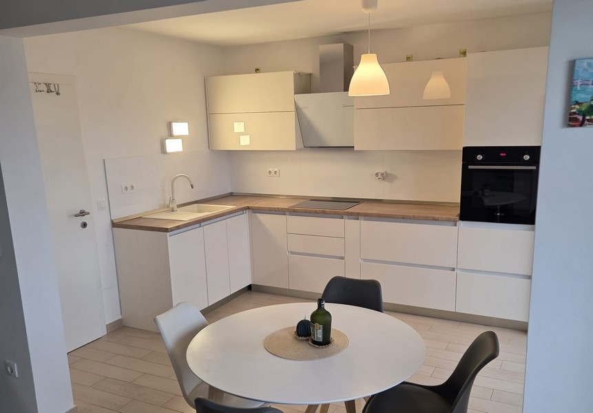 Cuisine de l'appartement à vendre à Seget près de Trogir en Dalmatie.