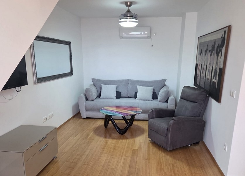 Séjour avec canapé, fauteuil et table basse moderne