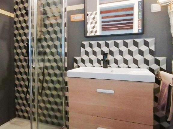 Douche et lavabo.