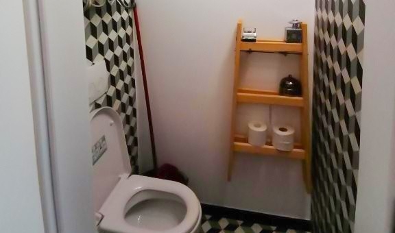 Toilettes dans la petite salle de bains.