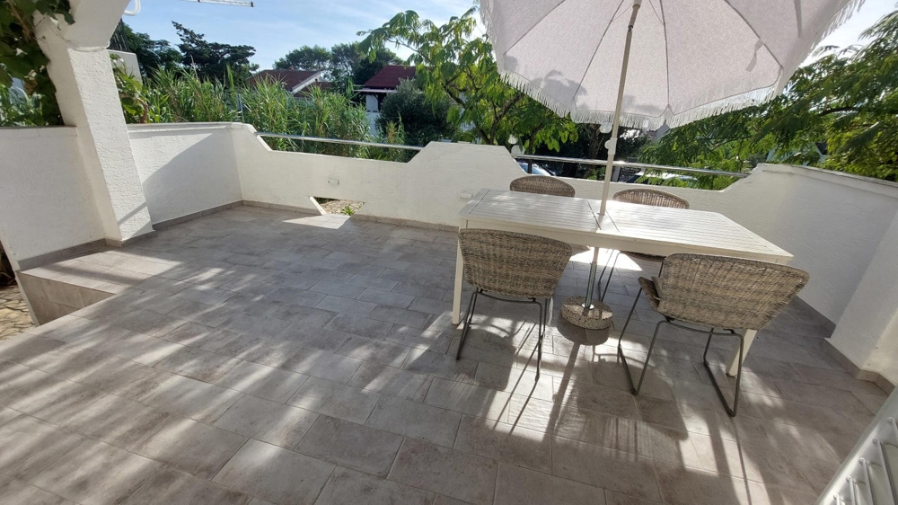 Appartement au rez-de-chaussée avec grande terrasse à vendre en Croatie sur l'île de Pag.