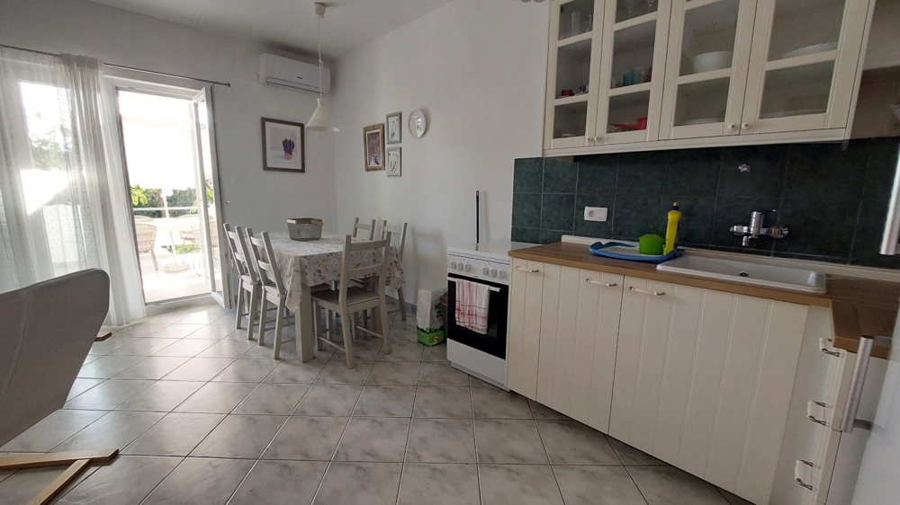 Cuisine, coin repas et accès à la terrasse - appartement A3730 en Croatie.