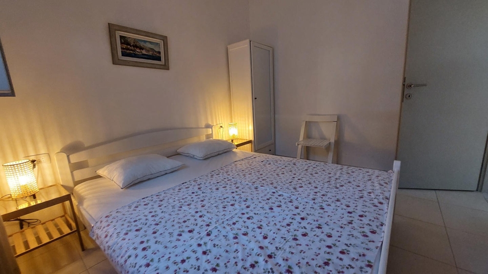 Chambre avec lit double et tables de chevet