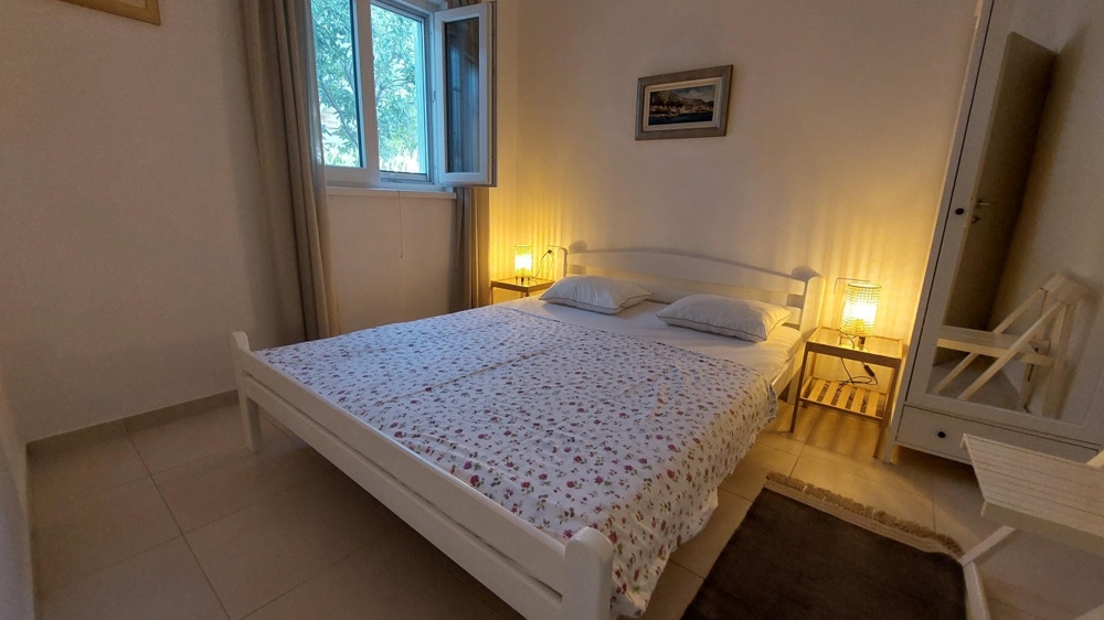 Chambre avec lit double et fenêtre