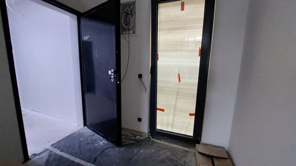 Entrée avec porte de sécurité.