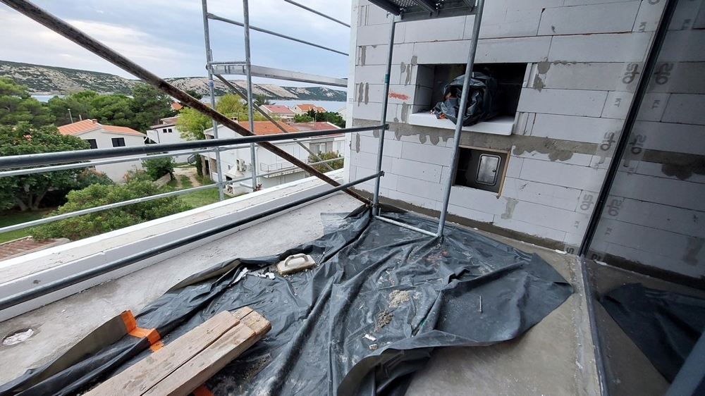 Vue sur le balcon avec barbecue