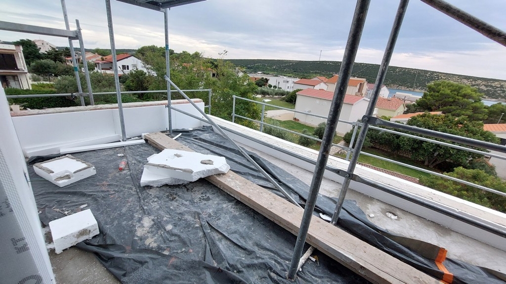 Terrasse avec vue sur la mer et le paysage.