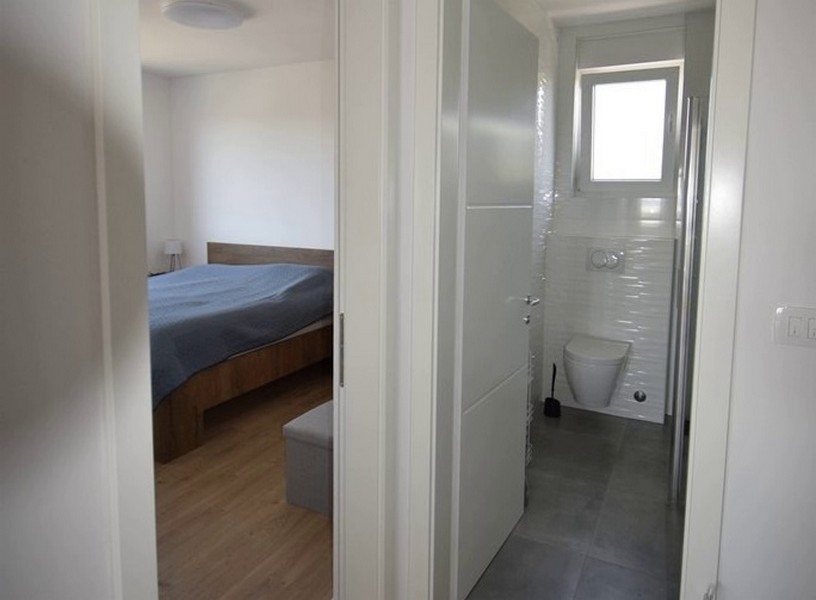 Salle de bains avec fenêtre à côté de la chambre